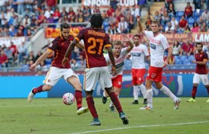 Roma's K?stas Man?las (R) scores the goal 1-0 during the Italian Serie A soccer match AS Roma vs Carpi FC at Olimpico stadium in Rome, Italy, 26 September 2015. ANSA/ ALESSANDRO DI MEO
