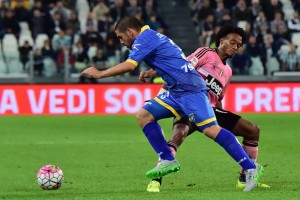 Frosinone's defender from Italy Roberto Crivello (L) fights for the ball with Juventus' forward from Colombia  Juan Cuadrado during the Serie A football match Juventus vs Frosinione at "Juventus Stadium" in Turin on September  23, 2015 . AFP PHOTO / GIUSEPPE CACACE        (Photo credit should read GIUSEPPE CACACE/AFP/Getty Images)
