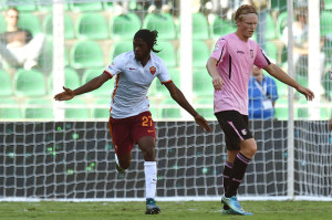 PALERMO, ITALY - OCTOBER 04:  Kouassi Gervinho of Roma celebrates after scoring his team's third goal during the Serie A match between US Citta di Palermo and AS Roma at Stadio Renzo Barbera on October 4, 2015 in Palermo, Italy.  (Photo by Tullio M. Puglia/Getty Images)