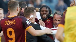 Roma's Gervinho jubilates with teammates after scoring the goal of 2-0 during the Italian Serie A soccer match AS Roma vs SS Lazio at Olimpico stadium in Rome, Italy, 08 November 2015. ANSA/ ALESSANDRO DI MEO