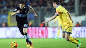 Frosinone's Arlind Ajeti (R) vies for the ball with Lazio's Marco Parolo during the Serie A soccer match between Frosinone Calcio and Lazio SS at the Matusa stadium in Frosinone, Italy, 21 february 2016. ANSA/FEDERICO PROIETTI
