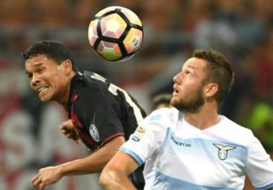 Milan's Carlos Bacca (L) and Lazio's Stefan De Vrij in action during the Italian Serie A soccer match AC Milan vs SS Lazio at Giuseppe Meazza stadium in Milan, Italy, 20 September 2016. ANSA/DANIEL DAL ZENNARO