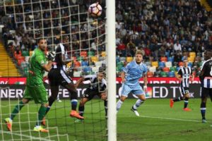 Lazio's Ciro Immobile (C) scores the goal during the Italian Serie A soccer match Udinese Calcio vs SS Lazio at Friuli stadium in Udine, Italy, 01 October 2016. ANSA/STEFANO LANCIA
